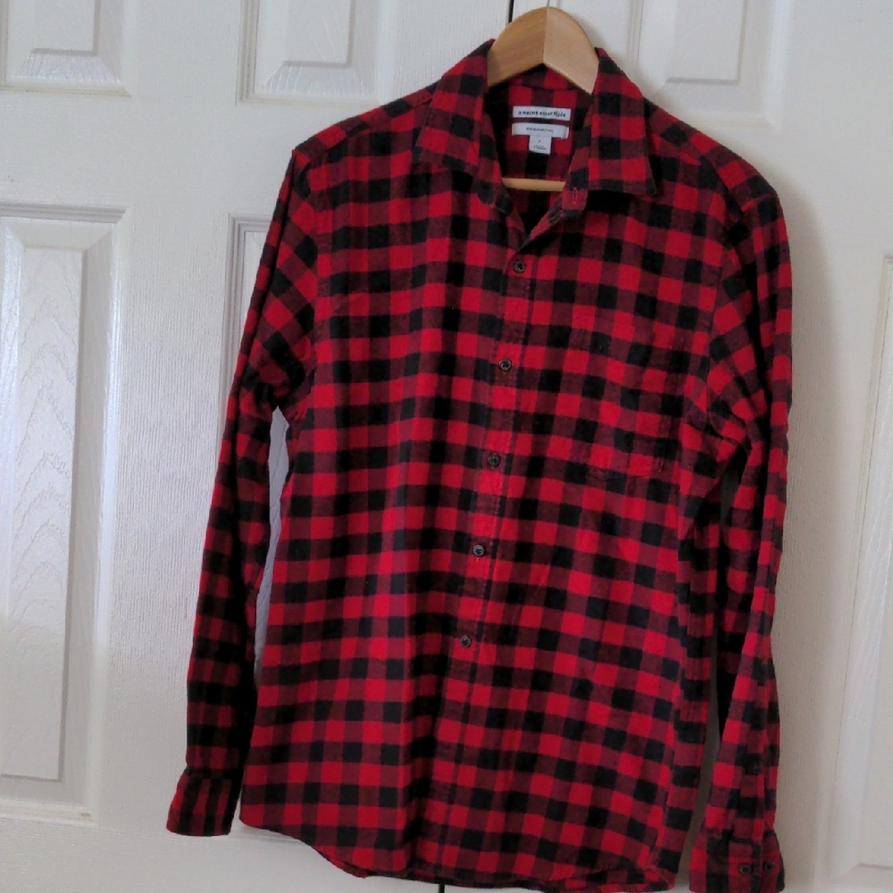 Like NEW Amazon Essentials Red and Black Casual Button Down Shirt‎